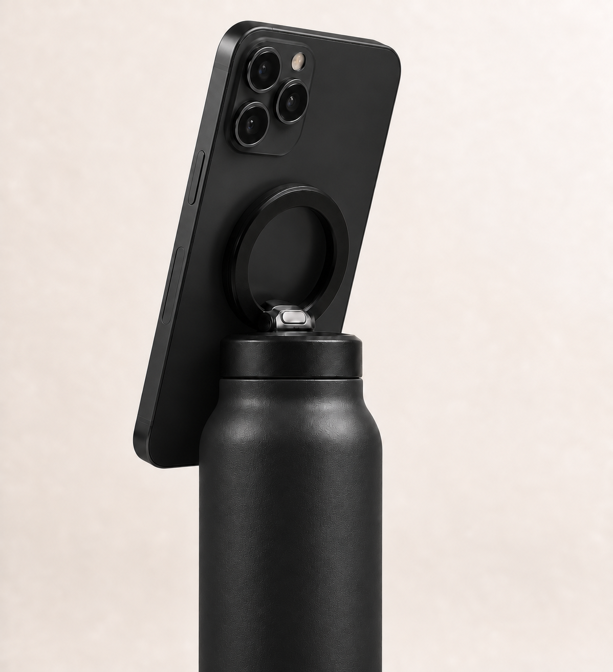 Space Black i Sheesh bottle holding a matching black phone with the black ring magnet